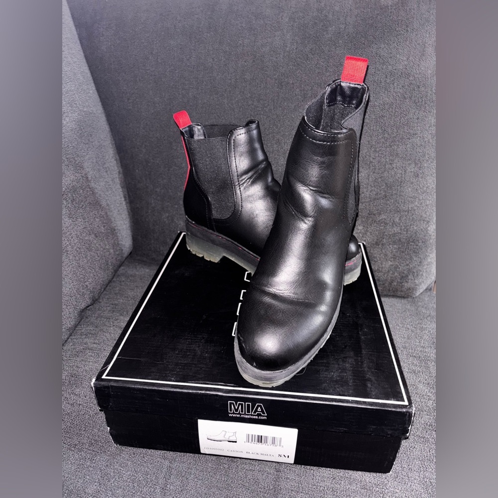 MIA Black Chelsea Boot Box Label